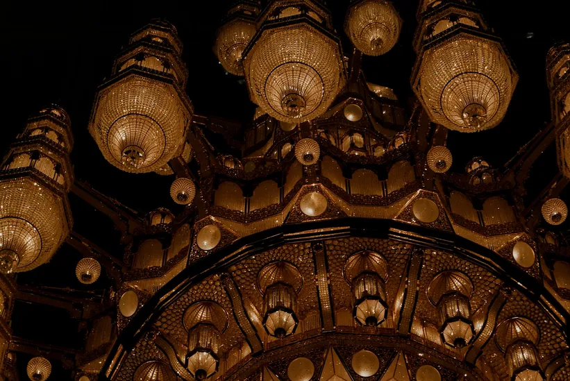 A detailed picture of the main lamp in the Grand Mosque
