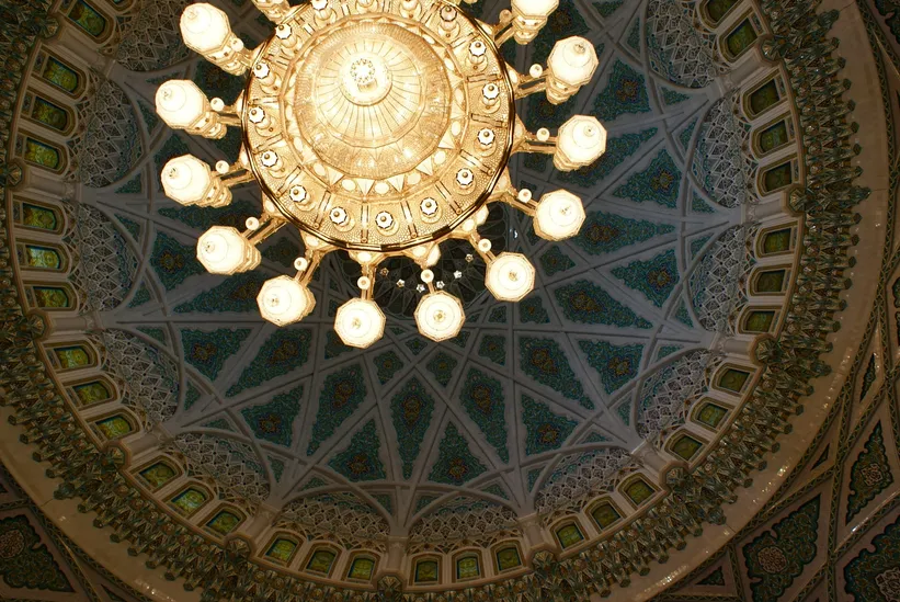 A detailed picture of the main lamp and ceiling of the Grand Mosque